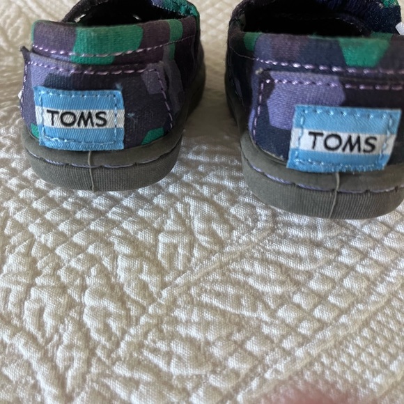 💜💚TOM’S Unisex Infant Shoes. Canvas Upper. Velcro Closure. Size 3. Super Cute. - Picture 3 of 11